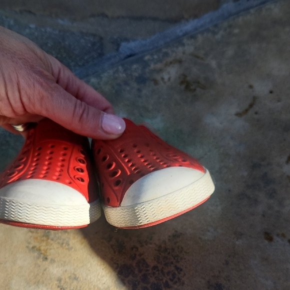 Native Jefferson Red Kids Slip-On Shoes Size 4 - Picture 7 of 8